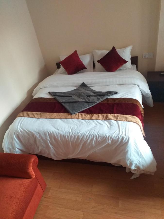 Hotel Silver Jubilee Катманду Экстерьер фото
